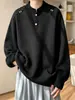 Patrón de escamas de dragón, sudadera con cuello Henley, sudadera bordada para hombre de otoño, corte holgado, capa interior retro, estilo streetwear americano, sin capucha, polo