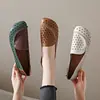 Mocasines de cuero suave suela blanda para mujer 2026 otoño nuevo huecos transpirables boca poco profunda zapatos de un solo color retro slip-on zapatos pequeños de cuero