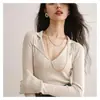 Camiseta básica de punto con cuello polo a rayas blancas vintage de principios de otoño para mujer, con un diseño elegante, top holgado y bonito de manga larga