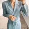 Casaco corta-vento elegante com gola de terno feminino de comprimento médio, nova coleção primavera e outono, com cinto na cintura, roupas plissadas elegantes que afinam a cintura