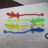 Parede de escalada homem-aranha mão pegajosa cigarra palma pegajosa estilingue dinossauro beliscar música bola de suspensão artefato de descompressão infantil