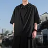 Camiseta de hombre de manga corta fina de seda helada de verano con un nuevo diseño chino estilo Yamamoto, cuello superpuesto, corte holgado irregular y estilo casual