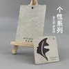 Etiquetas Colgantes Personalizadas de Alta Gama, Antimanipulación, Tarjetas Gruesas Blanco Roto, Etiquetas Colgantes Artesanales con Relieve Incoloro para Ropa, Etiquetas de Ropa al por Mayor