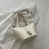 Bolso Cubo de Mimbre Chic de Moda para Mujer 2026 Invierno Nuevo Estilo Elegante Color Sólido de Alto Valor Bolso de Hombro de Nicho