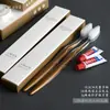 Una Variedad de Cepillos de Dientes Desechables de Gama Media a Alta para Uso Doméstico, Casas de Huéspedes y Hoteles; Set Dos en Uno de Cepillo de Dientes y Pasta Dental para Uso en Hotel
