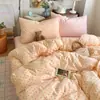 Conjunto de cuatro piezas de gasa de doble capa tipo nube ultrasuave y amigable con la piel, estilo Ins, con lunares, conjunto simple y fresco de tres piezas para estudiantes con sábana y funda de edredón