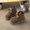 Botas estilo Martin britânicas para crianças, nova coleção outono/inverno 2026, botinhas forradas com fleece estilo coreano para meninas, botas de couro com sola macia para meninos, estilosas