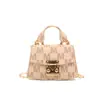 Este ano, as mini bolsas quadradas estão em alta.. Aqui está a coleção de primavera de 2026 de bolsas femininas da moda, apresentando um fecho de metal estiloso, uma única alça de ombro e um design de corrente para usar cruzado no corpo.