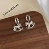 Brincos de Clipe Orelha de Cavalo de Madeira com Textura Dourada Estilo Luxo Leve, Nova Moda de Alta Qualidade, Simples e Versáteis, Acessórios de Orelha Elegantes