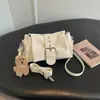 Bolso de axila de diseño nicho estilo coreano transfronterizo inspirado en motocicletas para mujer, con una elegante hebilla de cinturón, adecuado para ir al trabajo y se puede llevar como bolso de hombro o bolso cruzado.