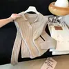 Suéter de malha com gola polo e manga longa feminino, coleção outono/inverno 2026, caimento justo, valoriza a silhueta, versátil, macio e jovial, perfeito como peça base.