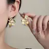 Pendientes de Botón de Flor con Diamantes Dorados Estilo Francés, Modernos y Sencillos, Pendientes Vintage con un Toque de Lujo Ligero y de Alta Gama