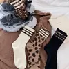 Meias Femininas de Cano Médio para Primavera e Outono, Meias Tendência Estilo Coreano com Parte Inferior de Toalha, Meias Longas com Estampa de Leopardo Pontilhada, Meias Versáteis de Cano Alto