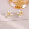 Brincos de Flor em Zircônia Microincrustada de Luxo Leve e Requintados, Tarraxas de Pérola Elegantes e de Alto Padrão, Brincos com Design de Nicho e Estilosos