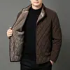 2026 Estilo Nuevo Chaqueta de Pana para Hombre de Mediana Edad con Forro de Terciopelo Algodón Invierno Papá Cuello Alto Chaqueta Cálida Acolchada de Algodón Ropa Exterior de Algodón Informal