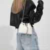 Bolso Cubo de Cadena de Moda de Este Año 2026 Modelo Nuevo Plateado Bolso de Mano Súper Popular Diseño de Nicho Bolso Cruzado para Viajes