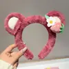 Faixa de cabeça urso morango Tiktok Celebridade da internet feminina outono e inverno faixa para lavar o rosto faixa de cabelo faixa de cabelo de pelúcia antiderrapante grampo de cabelo adorno de cabeça