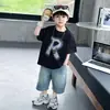 Roupa de Verão para Meninos 2026 Novo Estilo Roupas de Verão Infantis Estilosa e Moderna Camiseta de Manga Curta para Menino e Shorts Jeans