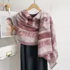 2025 Novo Lenço Om de Algodão e Linho com Toque de Cor Bloco Letras Estilo Coreano Fashionável para Viagem com Proteção Solar de Gaze