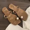 Primeiro Encontro Temporada Sapatos Baixos Nicho Coreanos Verão 2026 Novo Chinelo de Dedo com Biqueira de Pérola Solado Macio Elegante Férias na Praia