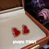 Yang Le Duo Recomienda el Método Antiguo de Tallado de Collares Colgantes Pixiu y Vajra, Así como la Pulsera Sencilla Natural con Forma de Flor de Iris de Ámbar