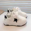 Zapatillas ultraligeras para niños 2026 primavera y otoño nuevo estilo coreano zapatos blancos para niñas, zapatos deportivos casuales antideslizantes con lentejuelas