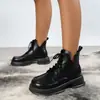 Novas botas femininas de outono e inverno, botas estilo Martin, botinhas, botins de bico quadrado, tamanhos grandes, 2026 versáteis com sola grossa, moda britânica, botas que aumentam a altura