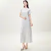 Vestido Largo Estilo Miyake con un Toque Lujoso y de Alta Gama, Corte Holgado, que Disimula el Vientre, Moderno y Elegante, Vestido Tallas Grandes para Ventas Transfronterizas