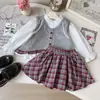 Conjunto de Chicas para Primavera y Otoño 2026 Estilo Nuevo Chaleco de Encaje Camisa de Manga Larga Falda a Cuadros Estilo Universitario Conjunto de Tres Piezas