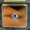 Anel de prata de lei S925 com espinélio de cobalto sintético para mulheres, anel versátil de diamante com corte esmeralda de pirâmide invertida longa atacado