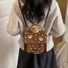 Mochila Estilo Doce e Fofa para Mulheres 2026 Nova Versátil Urso Poá Bolsa Escolar Leve para Passeio de Outono/Inverno Bolsa de Viagem