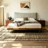Cama de madera maciza tapizada con tela a rayas estilo mediados de siglo con un cabecero alto, un diseño de cama doble minimalista para el dormitorio principal en estilo wabi-sabi