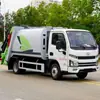 Caminhão compactador de lixo com carregamento traseiro e caixa totalmente selada para evitar vazamento de água, veículo especializado para saneamento municipal e transporte de lixo