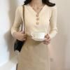 Camiseta Base de Punto con Cuello en V para Mujer Otoño 2026, Manga Larga, Ajustada, Botones, Suéter para Clavícula, Top Elegante de Moda
