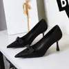 Modelo de Zapato Único 9557-1 (Este modelo está agotado y no se repondrá)
