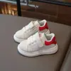 Tênis Brancos da Moda para Crianças, Novo Estilo Inverno 2025, Tênis Esportivos para Meninas, Sapatos Leves, Tênis Versáteis de Cano Baixo para Estudantes