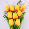 Flores artificiales de tulipán personalizadas para sala de estar, decoración de mesa de comedor, decoración de bodas, accesorios de fotografía y arreglos de plantas verdes para ambientación de escenas.