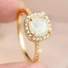 Anel Feminino Rongxing Quadrado Sintético de Opala Exquisito Transfronteiriço de Luxo Leve, Decorado com Pedras Circundantes, Adequado para o Dia a Dia e Uso em Camadas