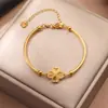 Pulsera de Acero de Titanio con Flor de Cuatro Láser Curvada Transfronteriza Europea y Americana para Mujer Diseño de Nicho Regalo de Celebridad de Internet de Alta Gama Accesorios de Moda