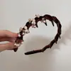 Diadema de Terciopelo con Pedrería para Mujer Modelo Nuevo 2026 Diadema Envuelta en Perlas Grises con Elementos de Diseño, Altura Aumentada, Antideslizante, Pinza para el Cabello Dentada