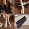 Etiqueta de tela estilo ballet, calcetines de dos dedos para mujer, longitud hasta la mitad de la pantorrilla, estilo primavera/otoño, calcetines de dos dedos estilo coreano, diseño moderno de pezuña de oveja, y calcetines con volantes
