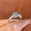 Anillo de Plata de Ley S925 con Moissanita en Brazo Retorcido Microincrustado Anillo de Dedo Clásico de Cuatro Garras Lujo Ligero Moda Sentido de Alta Gama Joyería de Mano Noble