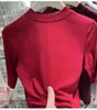 Moda estilo europeu, camiseta básica com ombro normal, um item popular para o início do outono, apresentando uma cor vermelha Ankara e gola semi-alta, com comprimento de manga de três quartos