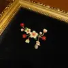 Broche Floral de Flor de Ameixa Branca Esmaltado Pintado à Mão Dourado Brilhante 18K Banhado a Cobre de Luxo Leve Estilo Francês Artesanato Exquisito Ramo Floral Elegante