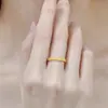 Anillo de Acero de Titanio Esmerilado Estrellado de Lujo Ligero de Gama Alta para Mujer, Diseño de Moda, Anillo Liso de Pareja de Nicho de Tendencia