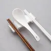 Soporte de Palillos de Cerámica de Doble Propósito para Sostener Palillos y Cucharas Públicos, Reposapalillos de Hotel, Vajilla de Restaurante, Blanco Puro con Borde Dorado, Logo Personalizado