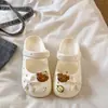 Sandalias bonitas para exteriores 2026 dibujos animados para casa suela gruesa moda decorativas nuevo estilo primavera-verano pantuflas de punta cerrada antideslizantes