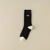 Colección de otoño: Calcetines de mujer elegantes y modernos en una paleta de colores Maillard, con diseños de rayas, letras y de longitud larga, perfectos para uso casual y versátiles para cualquier atuendo en otoño e invierno.