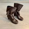 Nueva colección 2026: Botines de mujer hasta la pantorrilla con correas y tacones gruesos, perfectos para otoño e invierno, con un diseño estilizado con detalles plisados y un look de estilo ecuestre de tacón alto.