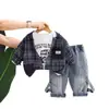 Ropa de Primavera y Otoño para Niños 2026 Nuevo Conjunto de Tres Piezas con Capucha y Mangas Largas Moda Bebé Ropa Exterior para Niños Pequeños Ropa de Moda